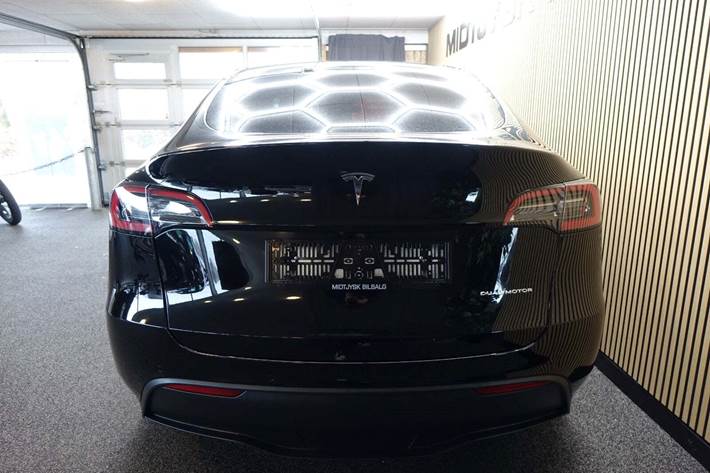 Sort Tesla Model Y fra 2024