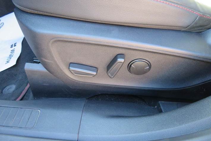 Rød Ford Kuga fra 2021