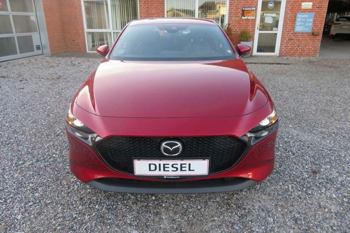 Rød Mazda 3 fra 2019