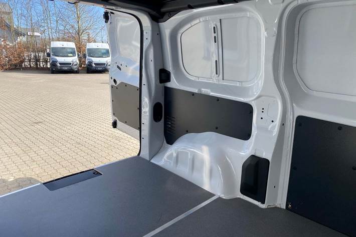 Hvid Opel Vivaro-e fra 2025