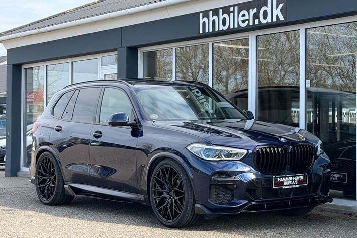Blå BMW X5 fra 2023 set udefra