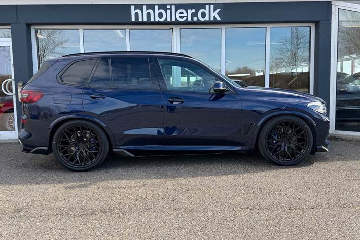 Blå BMW X5 fra 2023