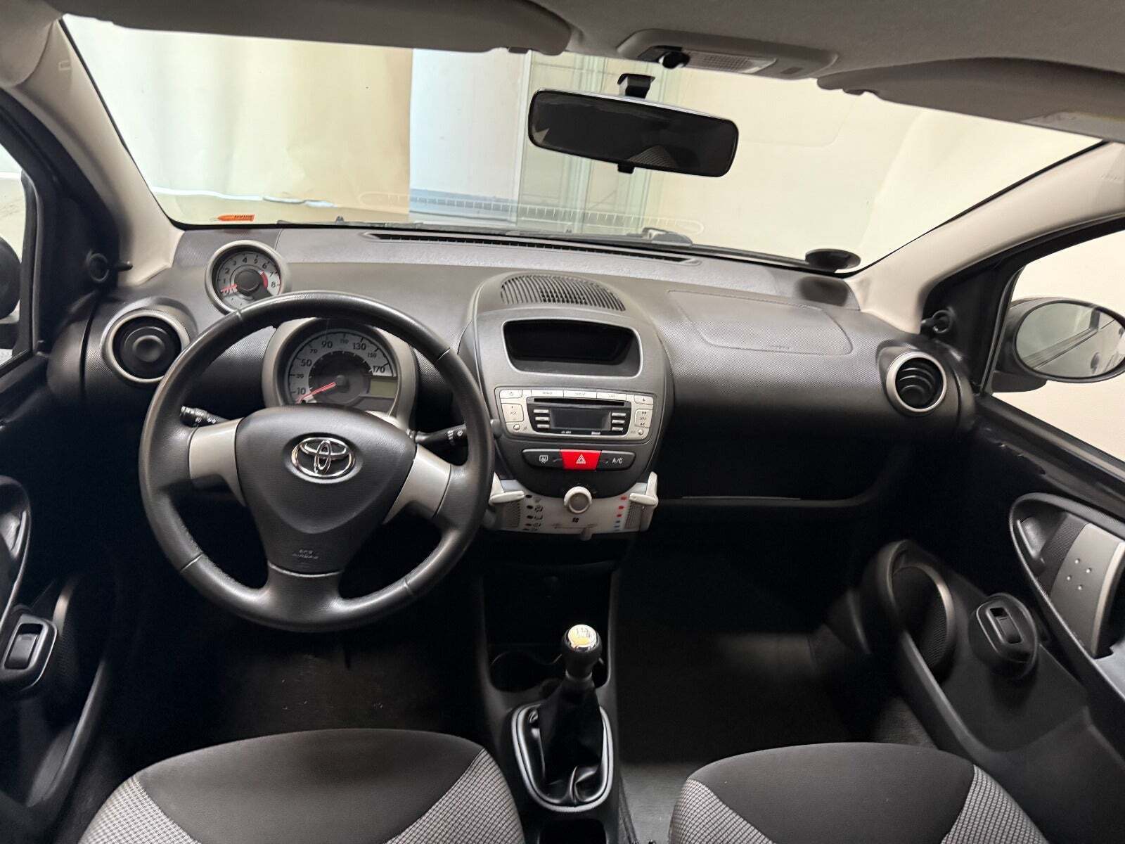 Sort Toyota Aygo fra 2012