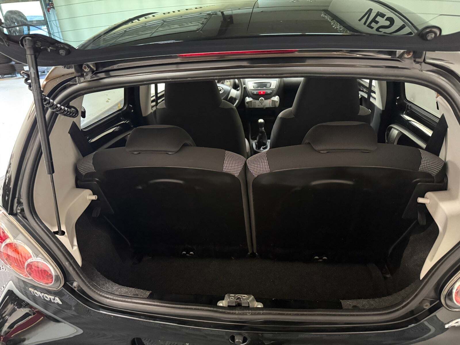 Sort Toyota Aygo fra 2012