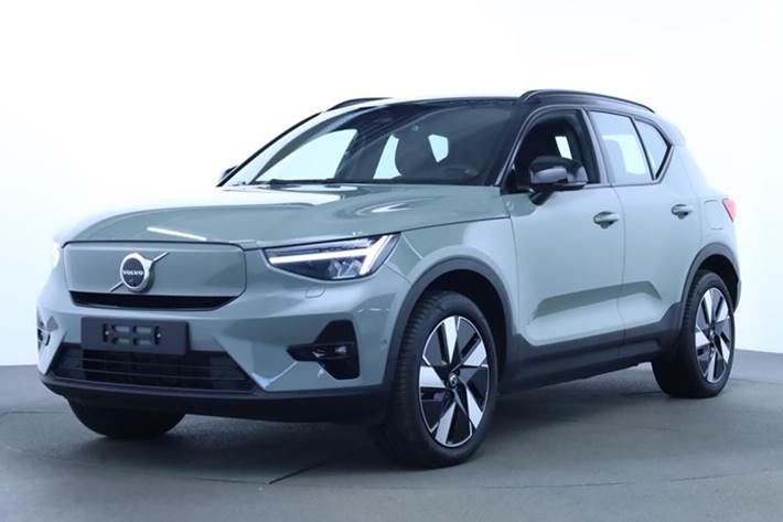 Grøn Volvo EX40 fra 2025 set udefra
