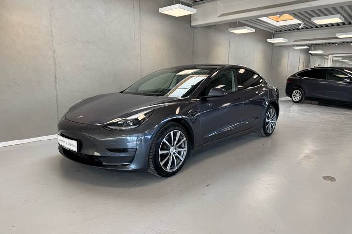 Grå Tesla Model 3 fra 2021