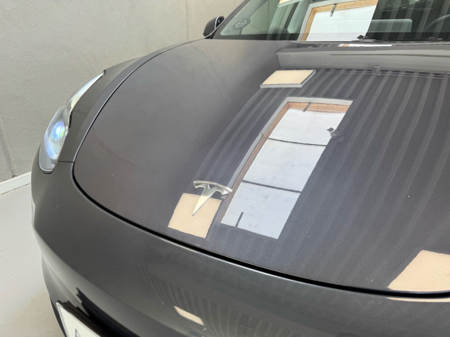 Grå Tesla Model 3 fra 2021