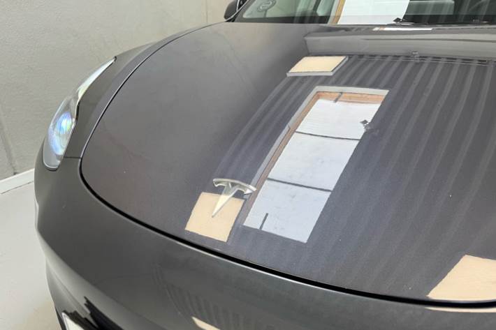 Grå Tesla Model 3 fra 2021