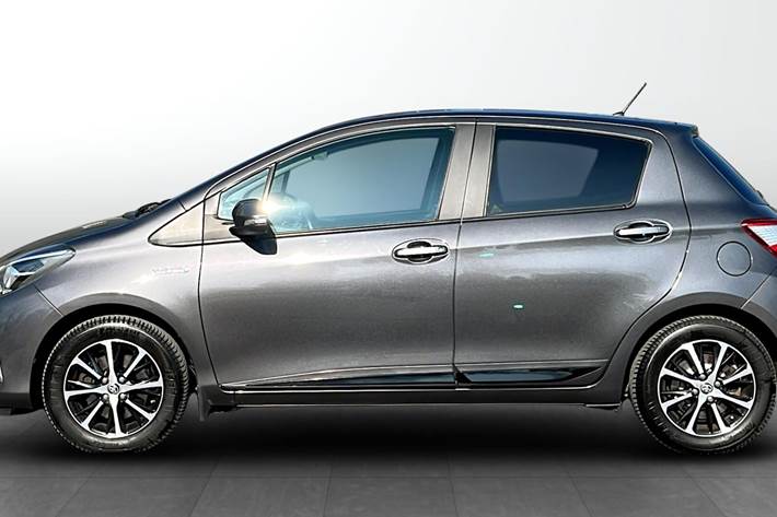 Grå Toyota Yaris fra 2018