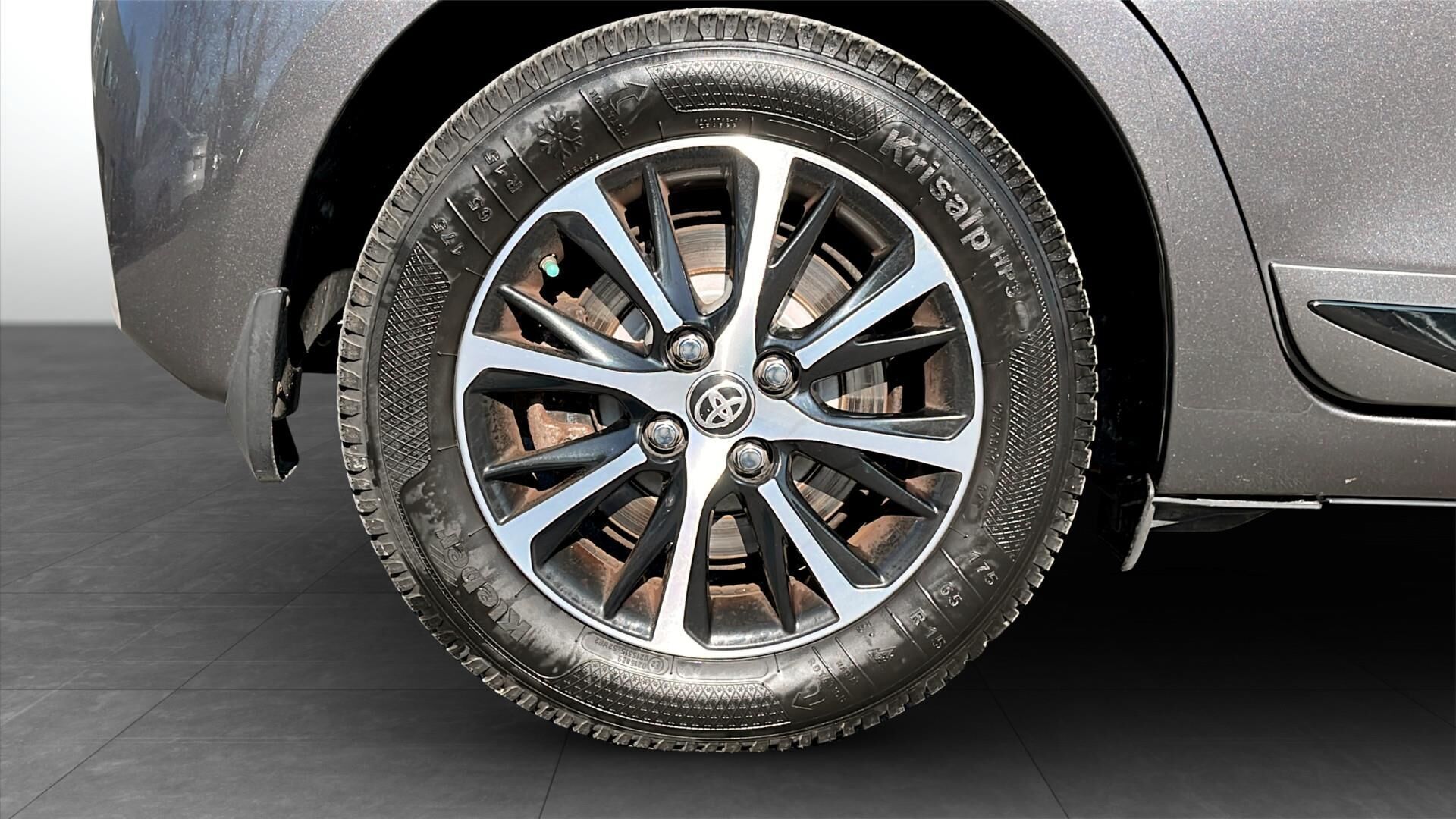 Grå Toyota Yaris fra 2018