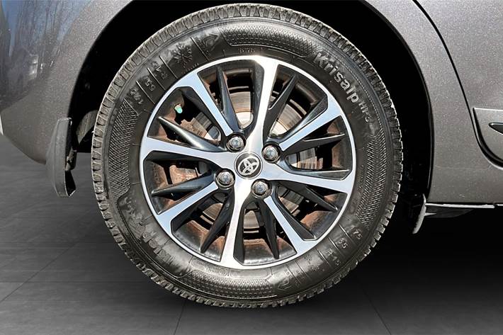 Grå Toyota Yaris fra 2018