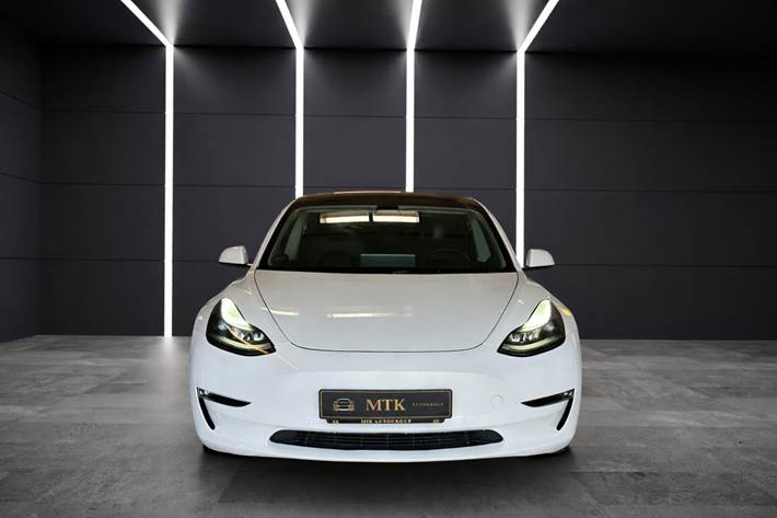 Hvid Tesla Model 3 fra 2021