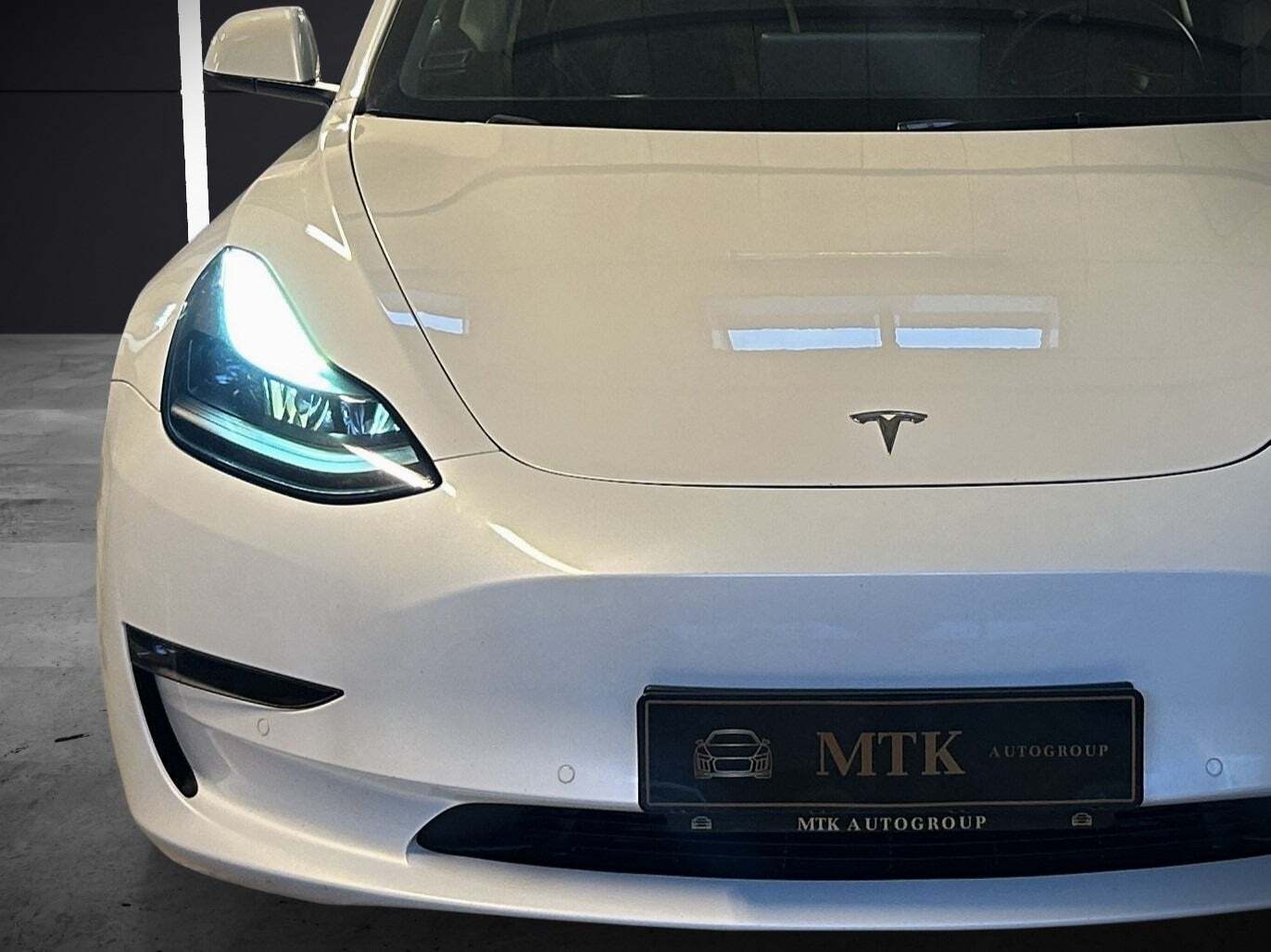Hvid Tesla Model 3 fra 2021
