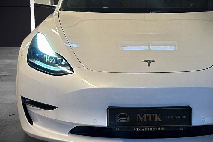 Hvid Tesla Model 3 fra 2021