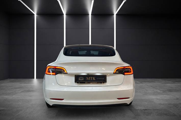 Hvid Tesla Model 3 fra 2021