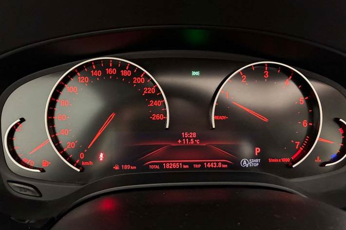 Blå BMW 530i fra 2018