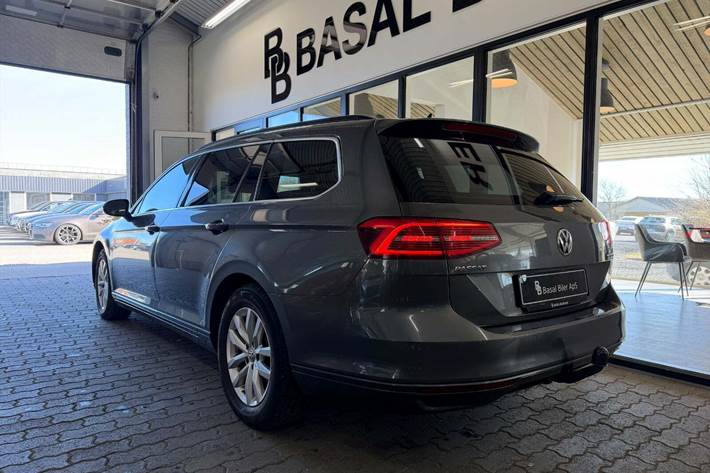Grå VW Passat fra 2017