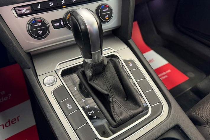 Grå VW Passat fra 2017