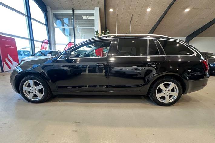 Sort Skoda Octavia fra 2019