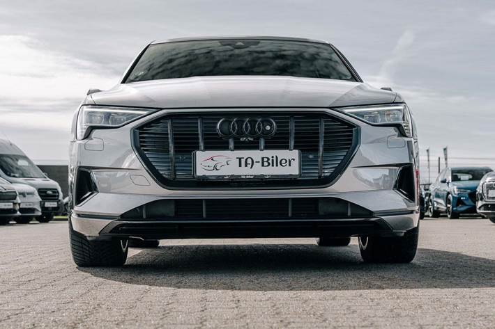 Grå Audi e-tron fra 2021