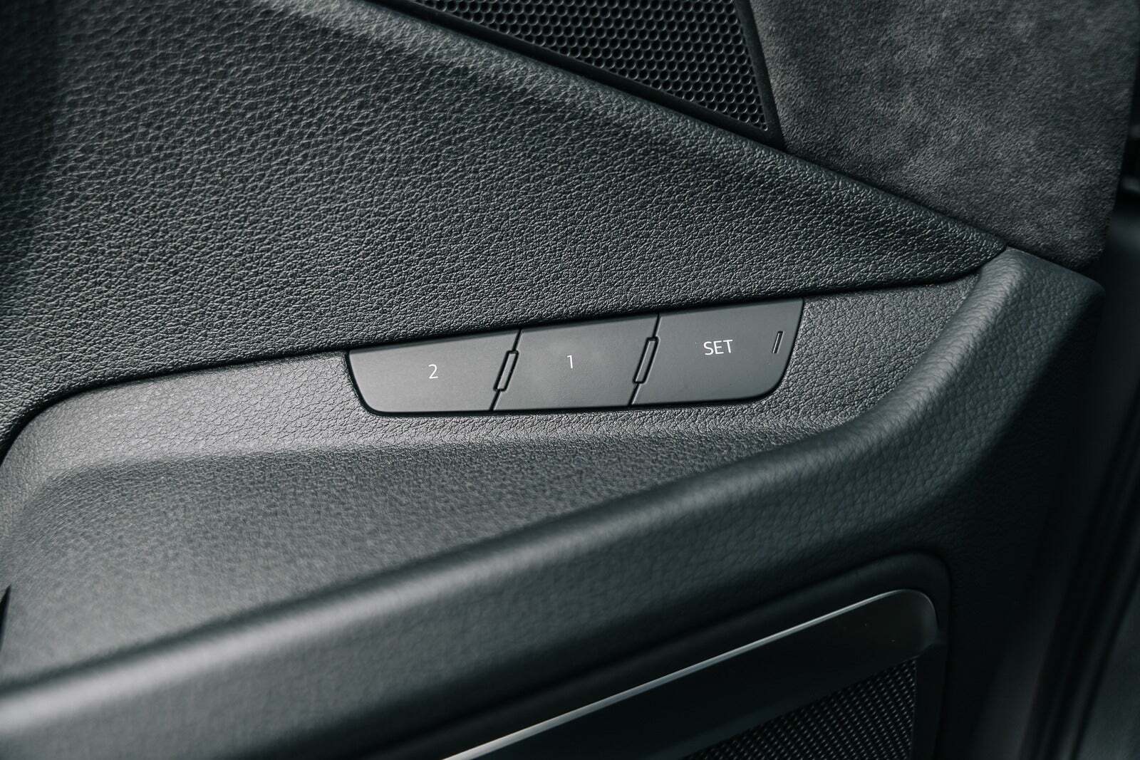 Grå Audi e-tron fra 2021