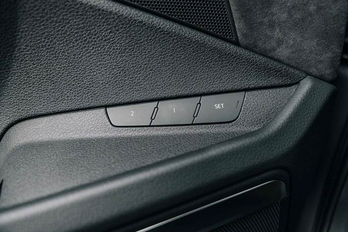 Grå Audi e-tron fra 2021