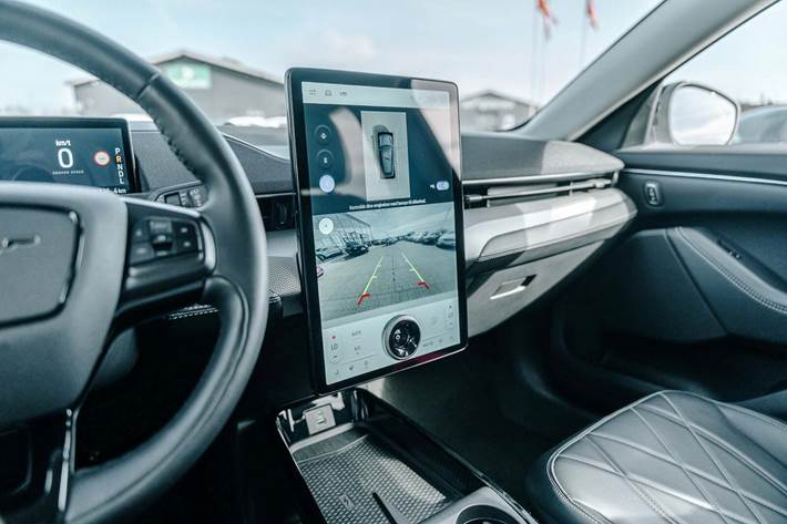 Hvid Ford Mustang Mach-E fra 2023