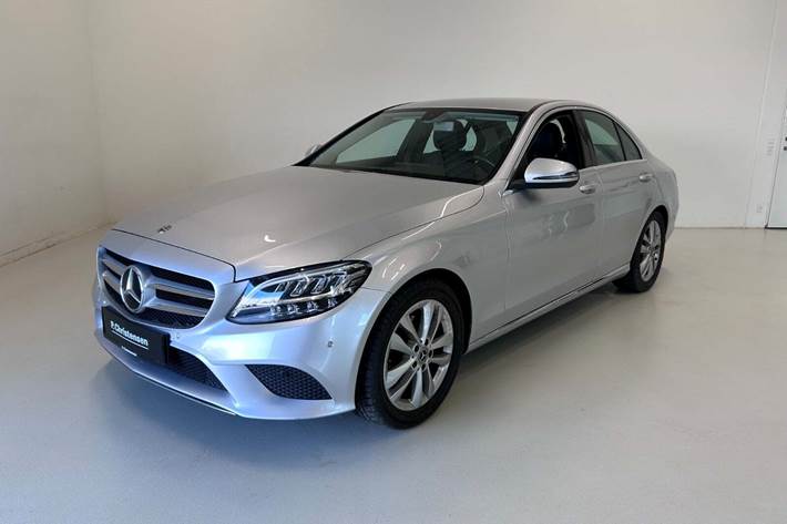 Sølv Mercedes C200 fra 2019 set udefra