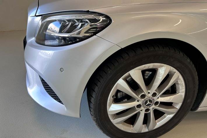 Sølv Mercedes C200 fra 2019