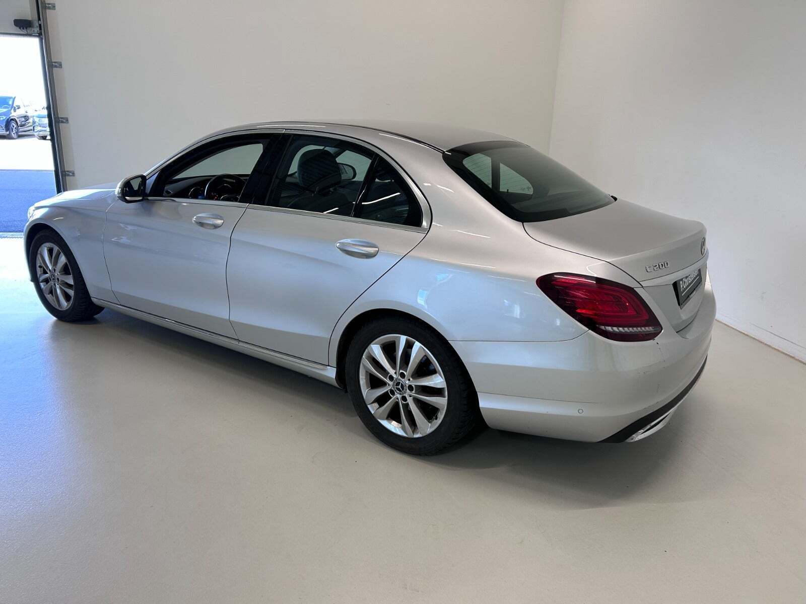 Sølv Mercedes C200 fra 2019