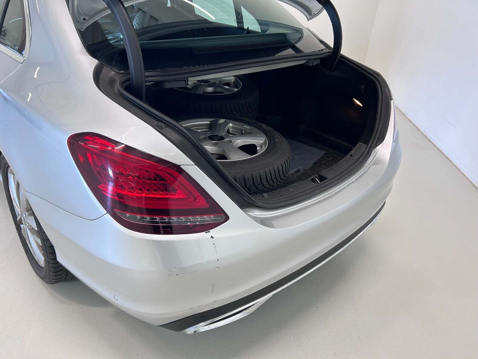 Sølv Mercedes C200 fra 2019