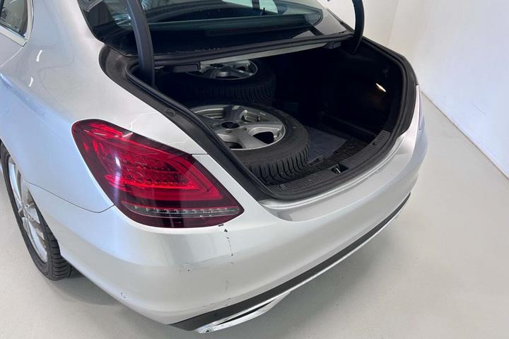 Sølv Mercedes C200 fra 2019