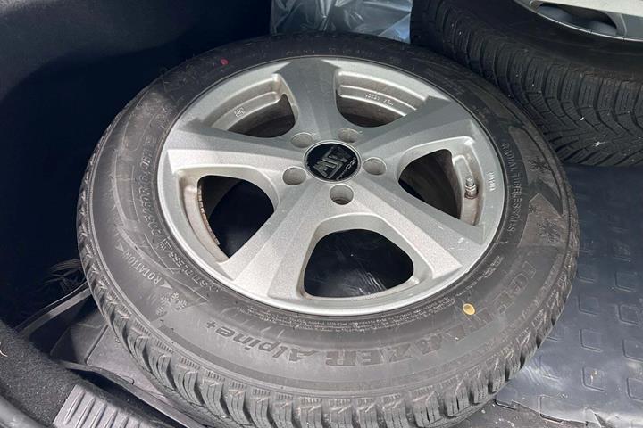 Sølv Mercedes C200 fra 2019