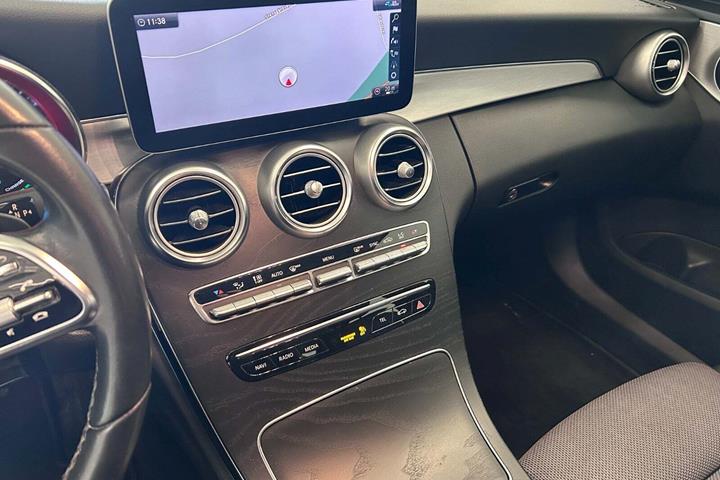 Sølv Mercedes C200 fra 2019