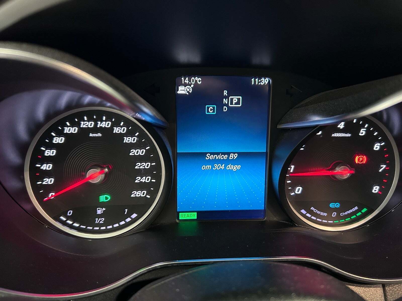 Sølv Mercedes C200 fra 2019