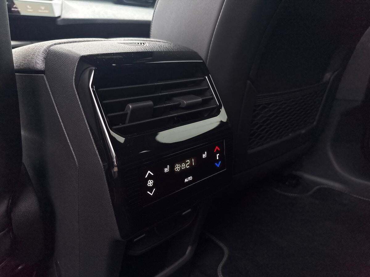 Grå Peugeot e-5008 fra 2025