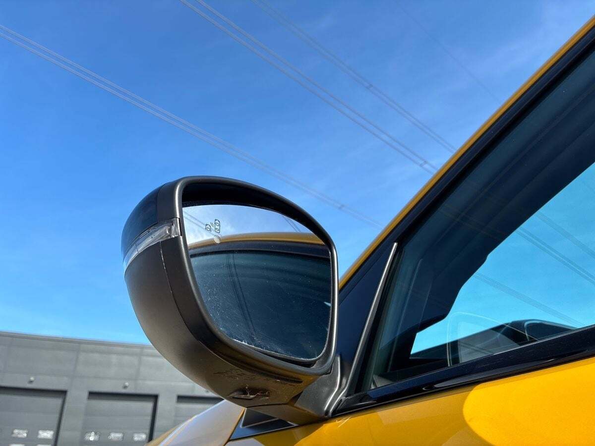 Gul Peugeot e-208 fra 2023