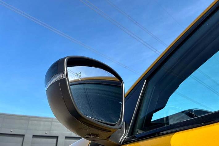 Gul Peugeot e-208 fra 2023