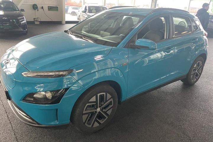 Blå Hyundai Kona fra 2022 set udefra