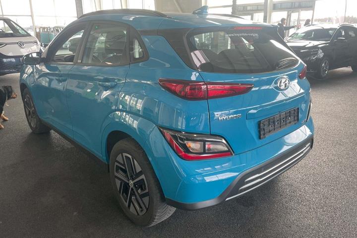 Blå Hyundai Kona fra 2022