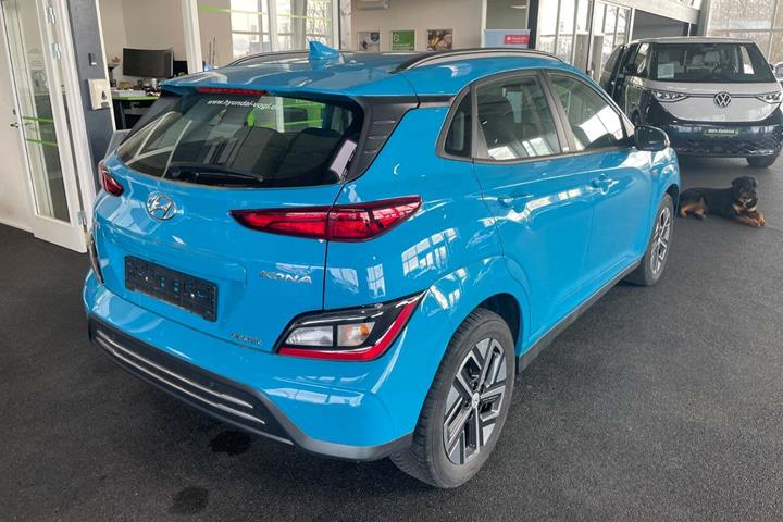 Blå Hyundai Kona fra 2022
