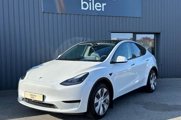 Hvid Tesla Model Y fra 2024