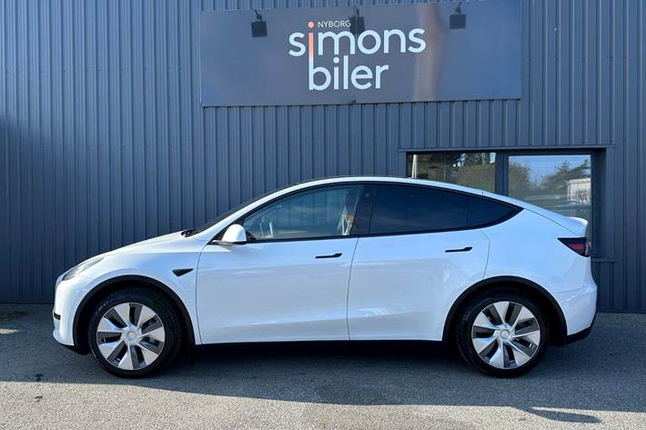 Hvid Tesla Model Y fra 2024