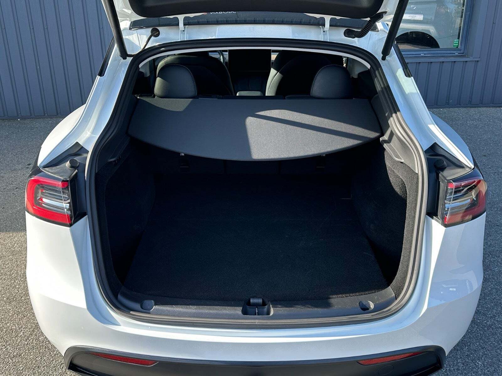 Hvid Tesla Model Y fra 2024