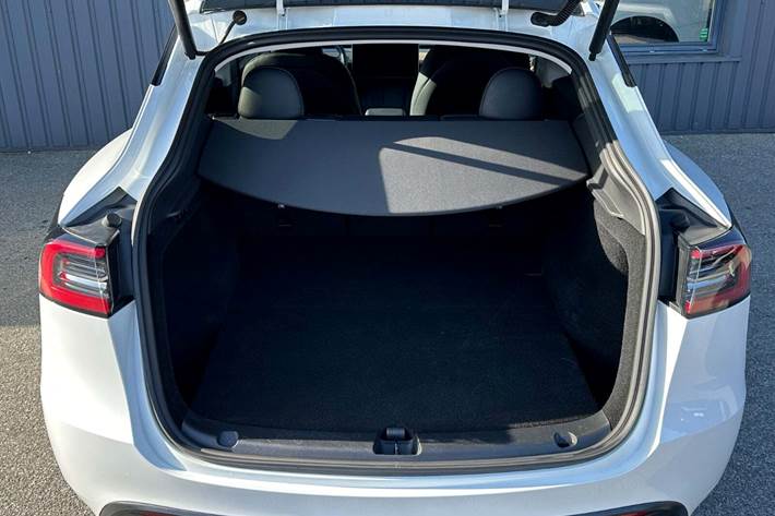 Hvid Tesla Model Y fra 2024