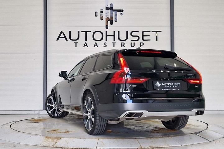 Sort Volvo V90 CC fra 2019 set udefra
