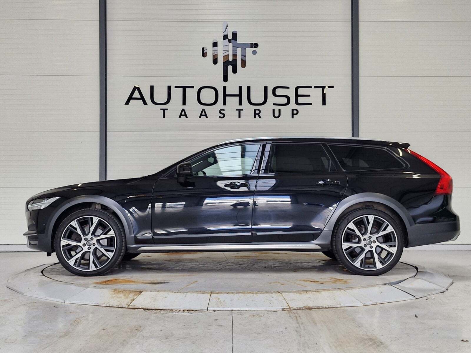 Sort Volvo V90 CC fra 2019 set udefra