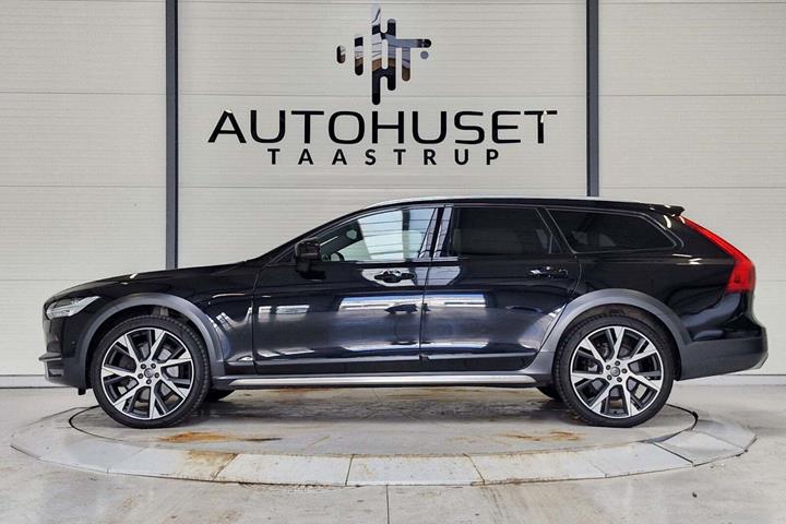 Sort Volvo V90 CC fra 2019 set udefra