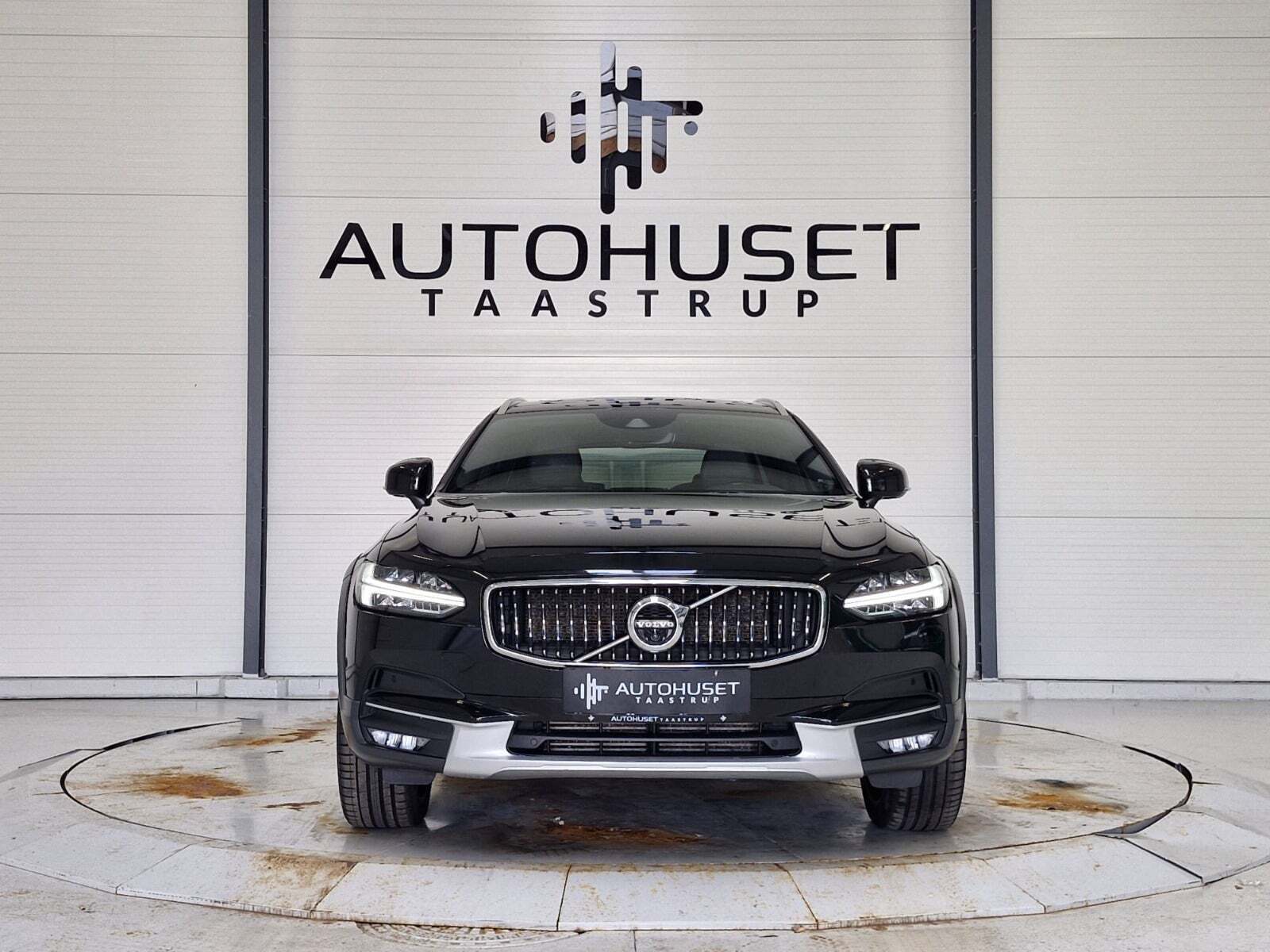 Sort Volvo V90 CC fra 2019 set udefra