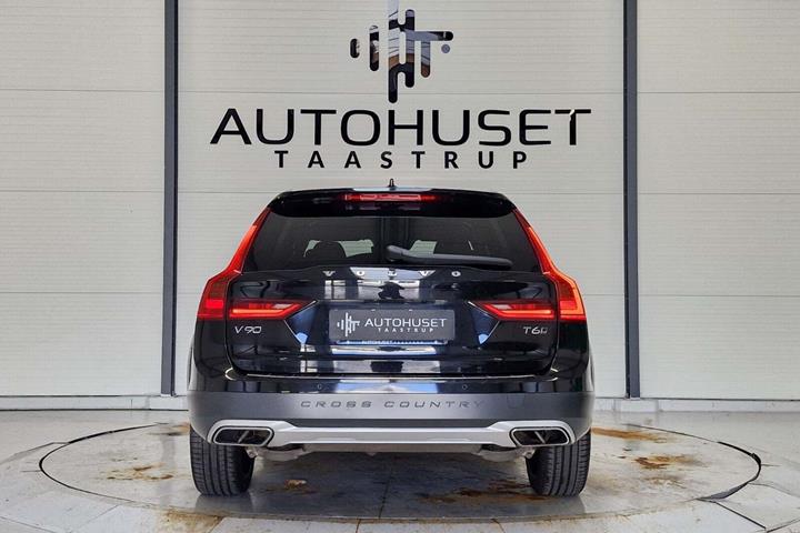 Sort Volvo V90 CC fra 2019 set udefra